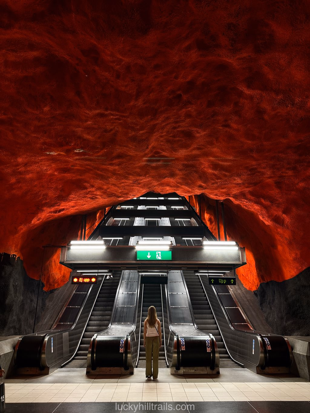 Красные и чёрные своды станции Solna Centrum в метро Стокгольма